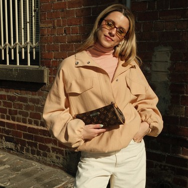 Novedad en Stradivarius: los nuevos pantalones de tendencia que arrasan este verano y seguirán en otoño 2025