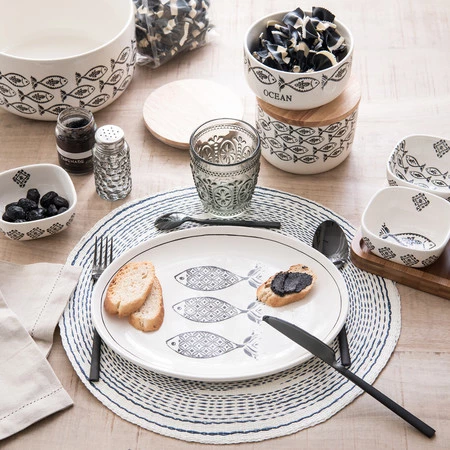 Maisons du Monde nos propone un menaje fresco y alegre para conseguir la mesa perfecta