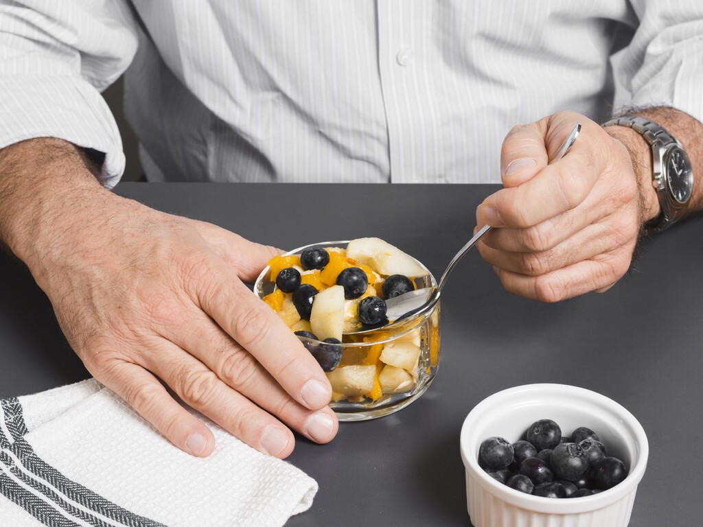 Comer sano a partir de los 50 para evitar la demencia está muy bien, pero restringir el horario de comidas podría ser más importante