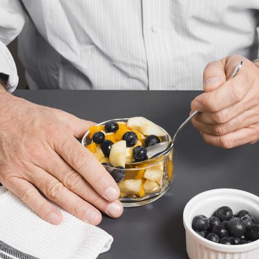 Comer sano a partir de los 50 para evitar la demencia está muy bien, pero restringir el horario de comidas podría ser más importante 