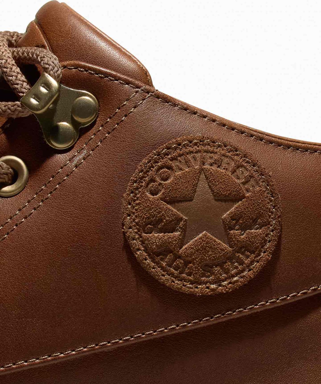 Lucen como unas botas de ski, pero en realidad son las Converse color canela diseñadas por Tyler, The Creator más robustas y versátiles para el invierno 