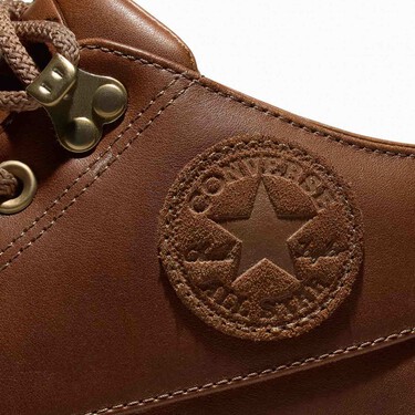 Lucen como unas botas de ski, pero en realidad son las Converse color canela diseñadas por Tyler, The Creator más robustas y versátiles para el invierno 