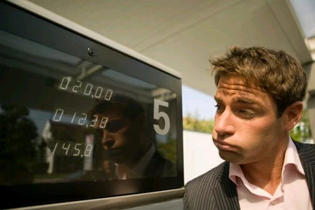 En el coche, la velocidad quema dinero