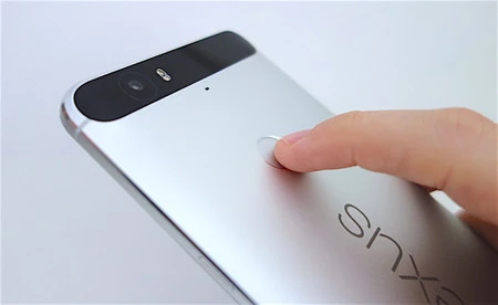 GoogleのNexus Imprint指紋リーダーは後ろに配置されています