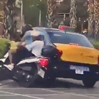 Localizado el taxista de Barcelona que atropelló deliberadamente a dos motoristas y se dio a la fuga