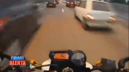 Filtrado entre los coches a la brasileña, así no