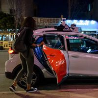 Nos prometieron el coche autónomo de diseño. De momento vamos hacia microtaxis compartidos con conductores remotos