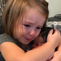 La más tierna reacción de una niña al conocer a su prima recién nacida