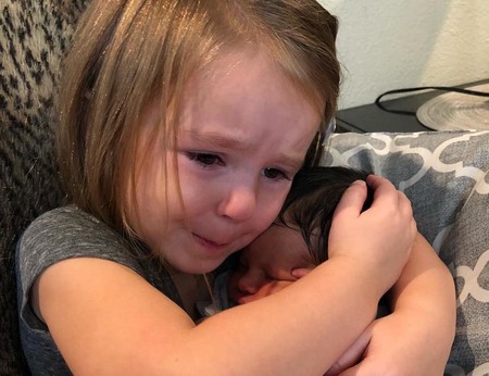 La más tierna reacción de una niña al conocer a su prima recién nacida