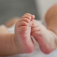 Muere una bebé de cuatro meses con Covid, contagiada por un familiar  