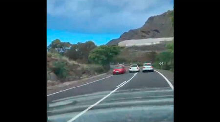 Adelanta en curva y sin visibilidad y queda retratado en vídeo: la DGT busca a este conductor temerario