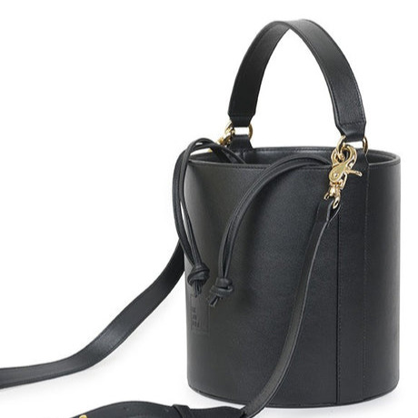 Bolso de mano tipo cubo de piel grabada color negro Leandra