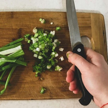 No la tires: el truco casero para dejar tu tabla de madera vieja como nueva y libre de bacterias