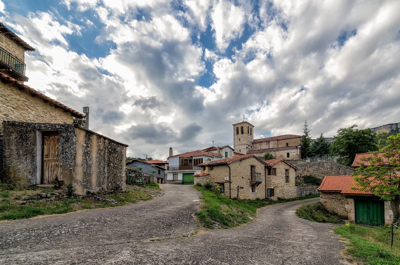 Este pueblo de Burgos de 50 habitantes asentado sobre un puente de ...