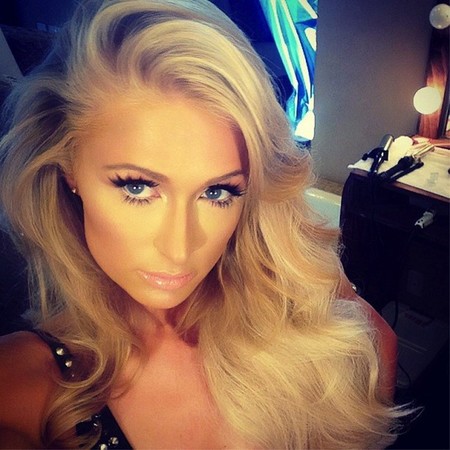No, si Paris Hilton estoy convencido que sería una cantante estupenda de no ser por la voz...
