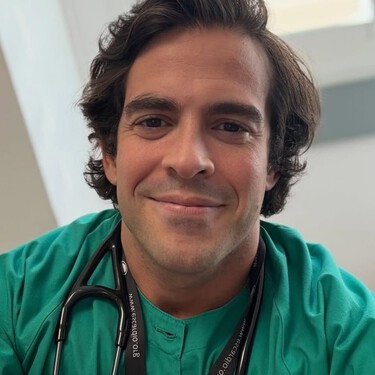 Ducharse a esta hora podría ayudarte a vivir más, según un especialista en cardiología