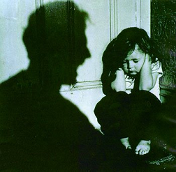 El maltrato infantil es el recurso que algunos padres tienen para desahogarse de su estrés laboral