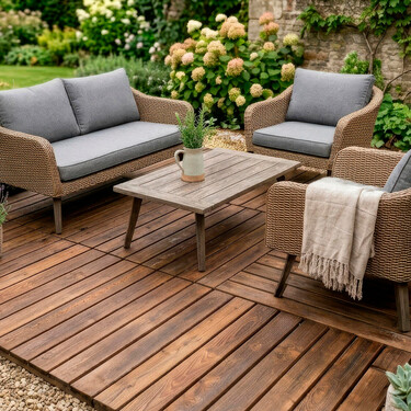 Leroy Merlin ha bajado el precio de estas baldosas de madera natural pensadas para transformar una terraza sosa en un espacio de lujo 