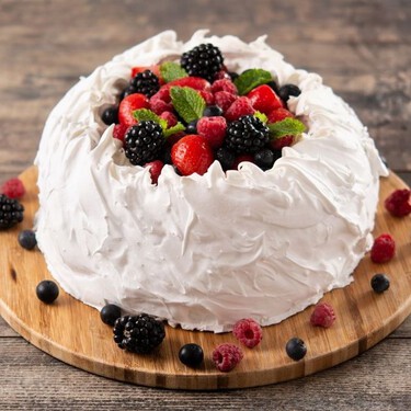 Cómo hacer pavlova de frutos rojos en casa con 7 ingredientes: el secreto para un merengue crujiente