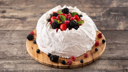 Cómo hacer pavlova de frutos rojos en casa con 7 ingredientes: el secreto para un merengue crujiente