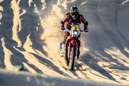 Exhibición de Ricky Brabec en el Dakar para liderar la rebelión de Honda en un día aciago para las KTM