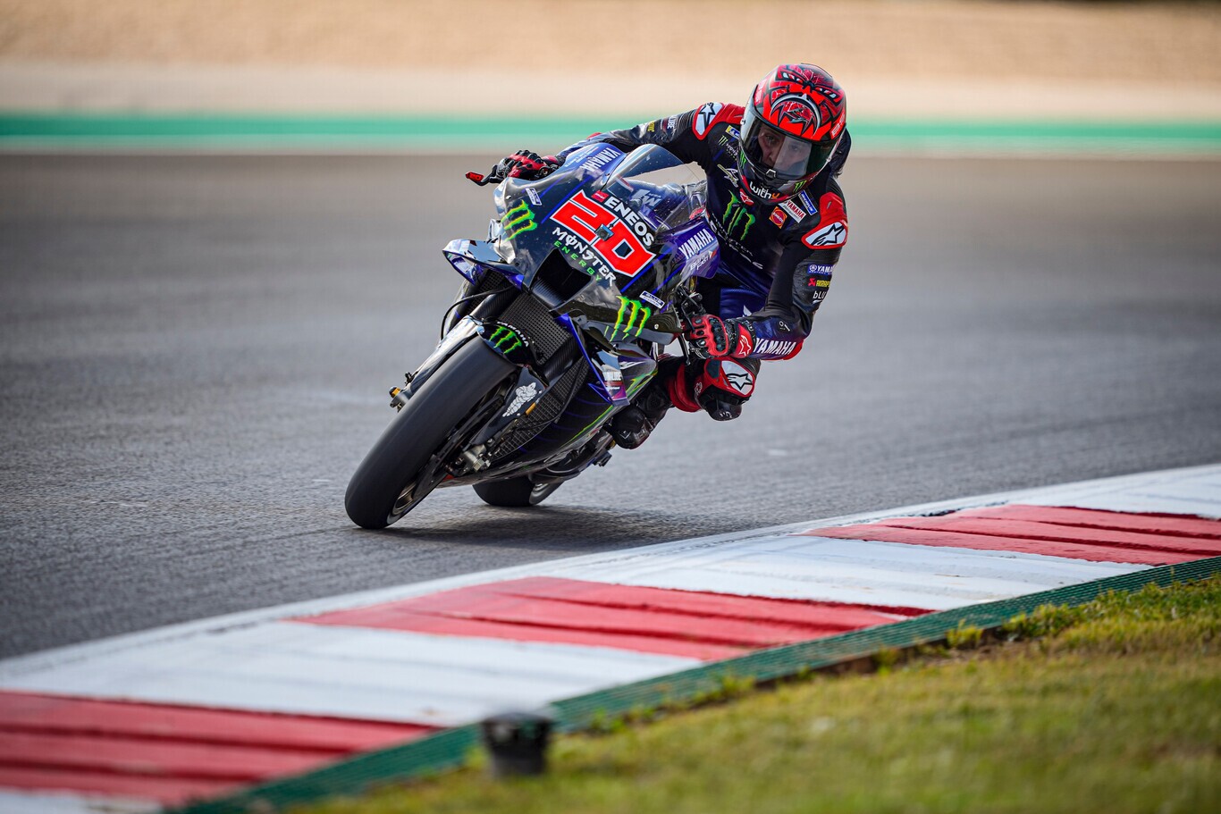 Fabio Quartararo no afloja: bate a Pecco Bagnaia en Portimao para liderar el asalto de Yamaha al mundial de marcas