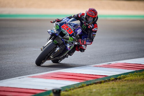Fabio Quartararo no afloja: bate a Pecco Bagnaia en Portimao para liderar el asalto de Yamaha al mundial de marcas