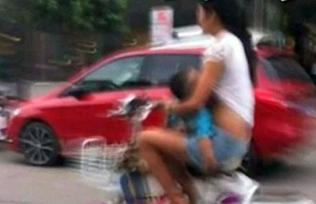 Dar el pecho en público es una cosa, hacerlo conduciendo una moto otra muy distinta