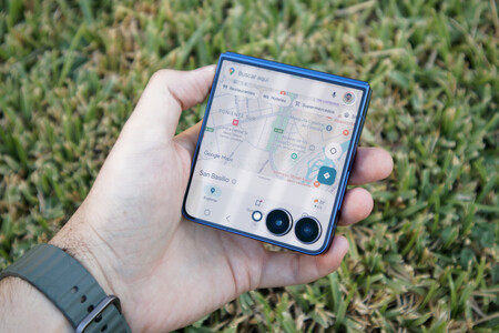 Se puede usar cualquier app en la pantalla externa, aunque para ello hay que instalar Good Lock y el módulo MultiStar. Sin lugar a dudas, esto debería estar ya activado por defecto | Imagen: Xataka