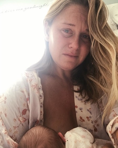 La angustiosa foto de una madre frustrada por su difícil experiencia con la lactancia materna