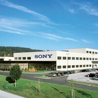 Muchos esperan que Sony rectifique tras las críticas al fin del formato físico. Un cambio en una fábrica de Austria nos dice que quizá sea demasiado tarde 