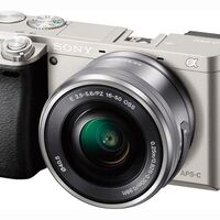 Regalar una cámara sin espejo como la Sony Alpha 6000 con objetivo 16-50mm sale barato en Amazon. La tienen rebajada a 489 euros