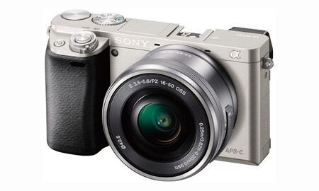 Regalar una cámara sin espejo como la Sony Alpha 6000 con objetivo 16-50mm sale barato en Amazon. La tienen rebajada a 489 euros