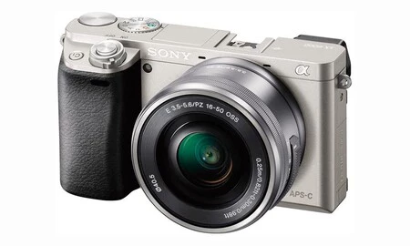 Regalar una cámara sin espejo como la Sony Alpha 6000 con objetivo 16-50mm sale barato en Amazon. La tienen rebajada a 489 euros
