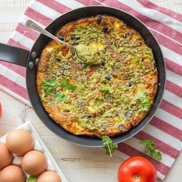 Sin apenas ensuciar nada y lista en un santiamén para la cena: esta tortilla al horno es deliciosa y fácil de preparar 