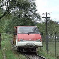 Los habitantes de las montañas de Rumanía necesitaban un medio de transporte. Convirtieron Ford Transit viejas en locomotoras