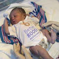 Con este bebé, ya somos 8.000 millones de habitantes en el mundo: cada vez tenemos menos hijos y vivimos más  