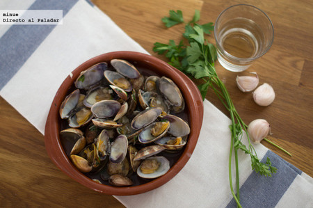 Cazuela de almejas al vino blanco. Receta en microondas