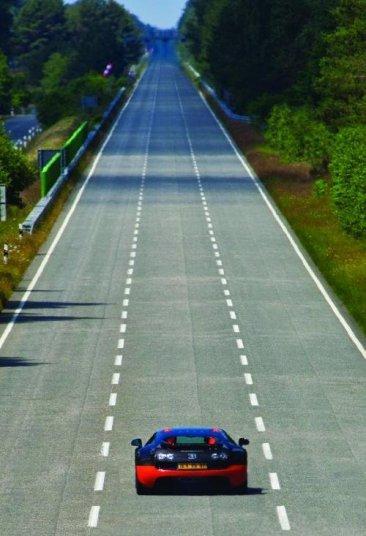 Tenemos a James May volando con el Bugatti Veyron Super Sport a 417,6 km/h