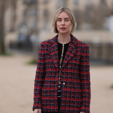 Tous rebaja el bolso de piel color cereza que parece de lujo y convive con el negro en los looks de entretiempo