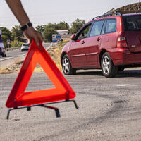 Utilizar mal la baliza V-16 o los triángulos de emergencia tiene multa: así debes colocar estas señales para ahorrarte 200 euros