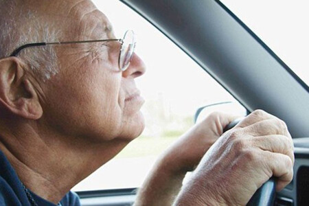 Abuelo Conduciendo 3