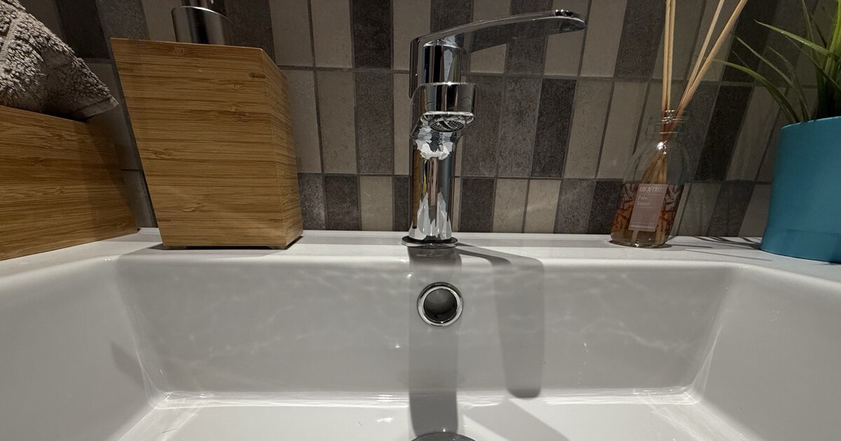 Cada vez que volvía de vacaciones mi casa olía a podrido. La solución ha sido este gesto en fregadero y lavabos