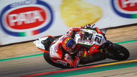 Michael Ruben Rinaldi gana su primera carrera de Superbikes con caídas para Scott Redding y Álvaro Bautista