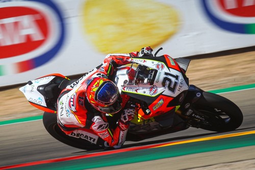 Michael Ruben Rinaldi gana su primera carrera de Superbikes con caídas para Scott Redding y Álvaro Bautista