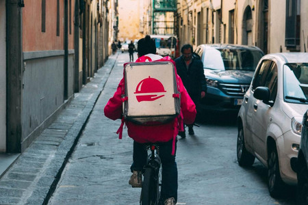 La ley riders ya inicia su tramitación para poner freno a los falsos autónomos