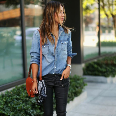7 looks con camisa vaquera que demuestran que esta prenda jamás pasará de moda 