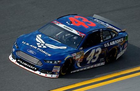 Aric Almirola recupera la senda de la victoria para el #43