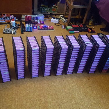 "Empecé a coleccionar y ya tengo más de 1.000". Suministra energía a su casa desde 2016 gracias a baterías de ordenadores portátiles 