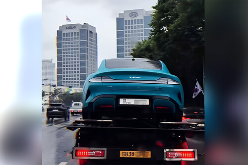 Xiaomi Su7 Enfrente De La Sede De Hyundai Kia